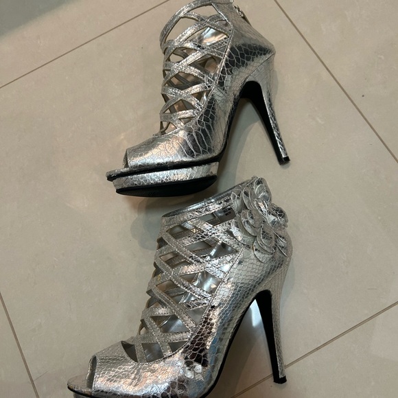 Silver heels - Picture 2 of 6